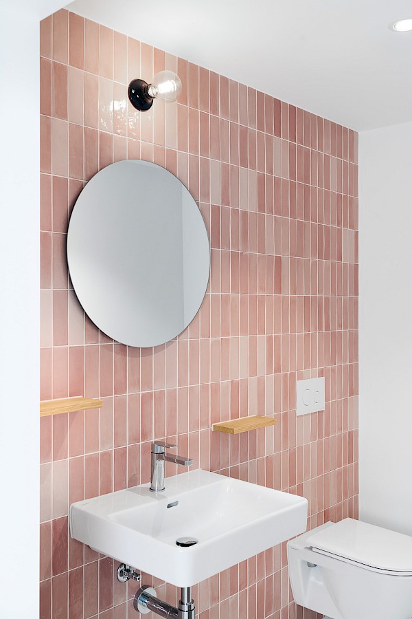 Toilette mit Wandplatten in rosa