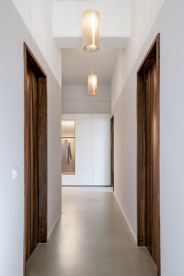 Blockfuttertüren in Nussbaumholz in Loftwohnung.