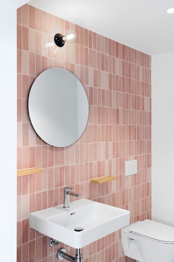 Toilette mit Wandplatten in rosa