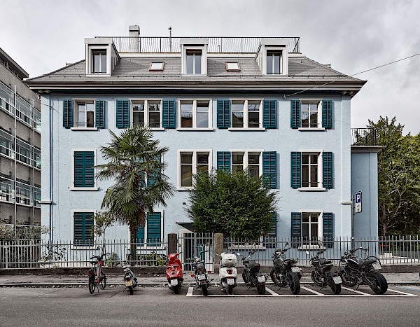 Sanierung und Umbau eines Mehrfamilienhauses mit Attikawohnung im Zürcher Stadtzentrum