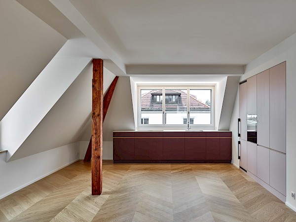 Sanierung und Umbau eines Mehrfamilienhauses mit Attikawohnung im Zürcher Stadtzentrum