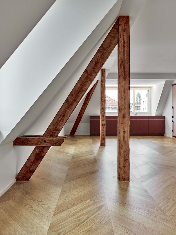 Sanierung und Umbau eines Mehrfamilienhauses mit Attikawohnung im Zürcher Stadtzentrum