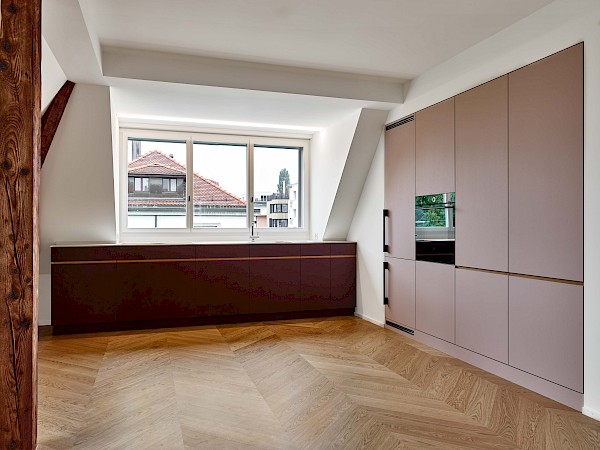 Sanierung und Umbau eines Mehrfamilienhauses mit Attikawohnung im Zürcher Stadtzentrum