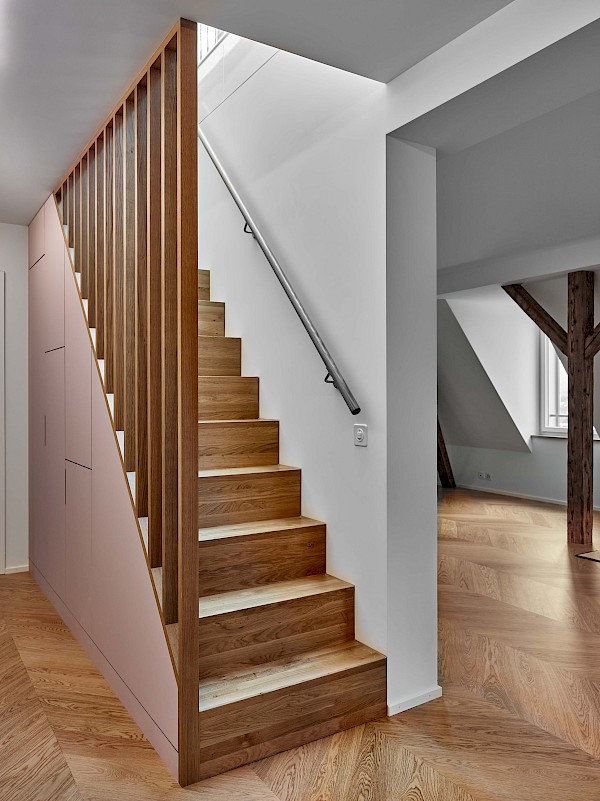 Sanierung und Umbau eines Mehrfamilienhauses mit Attikawohnung im Zürcher Stadtzentrum