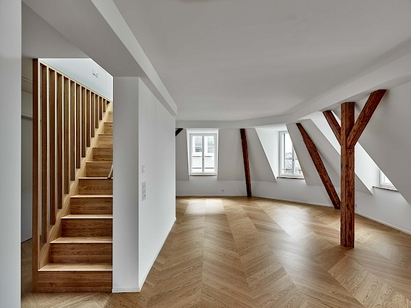 Sanierung und Umbau eines Mehrfamilienhauses mit Attikawohnung im Zürcher Stadtzentrum