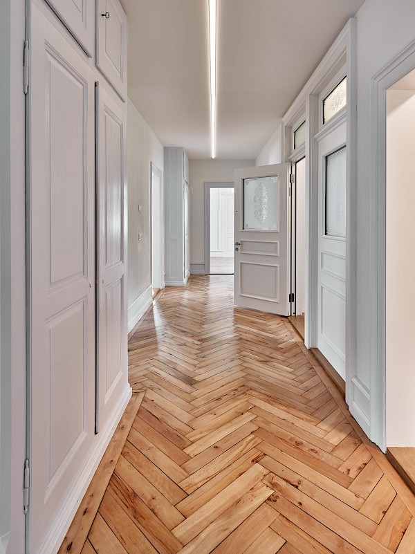 Sanierung und Umbau eines Mehrfamilienhauses mit Attikawohnung im Zürcher Stadtzentrum