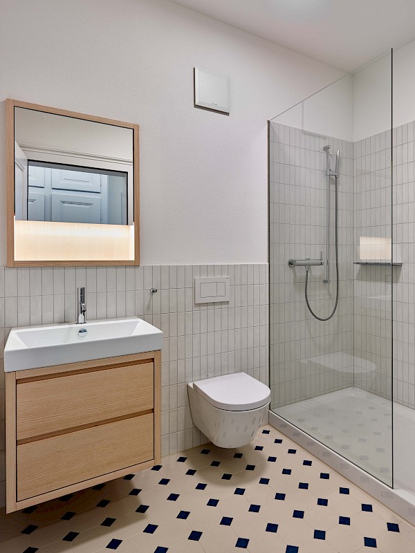 Sanierung und Umbau eines Mehrfamilienhauses mit Attikawohnung im Zürcher Stadtzentrum