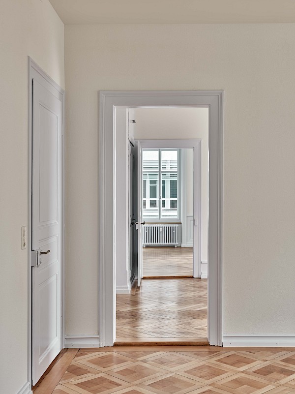 Sanierung und Umbau eines Mehrfamilienhauses mit Attikawohnung im Zürcher Stadtzentrum