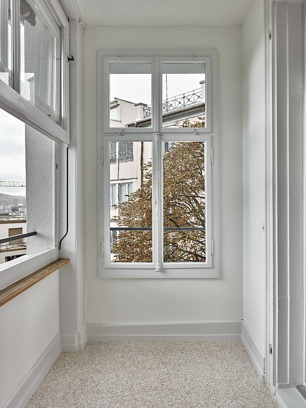 Sanierung und Umbau eines Mehrfamilienhauses mit Attikawohnung im Zürcher Stadtzentrum